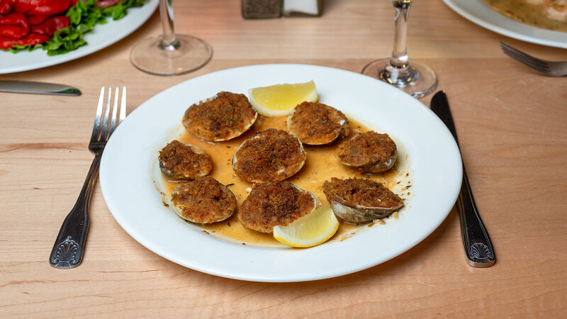 Clams appetizer with lemon wedges